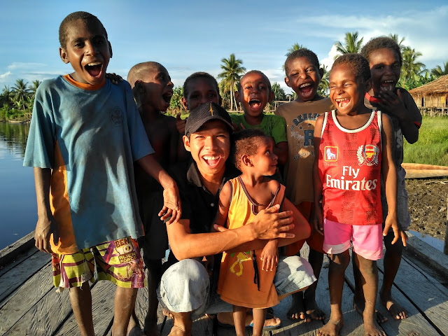 Bersama Anak-Anak Tercinta di Dermaga Kampung Biopis