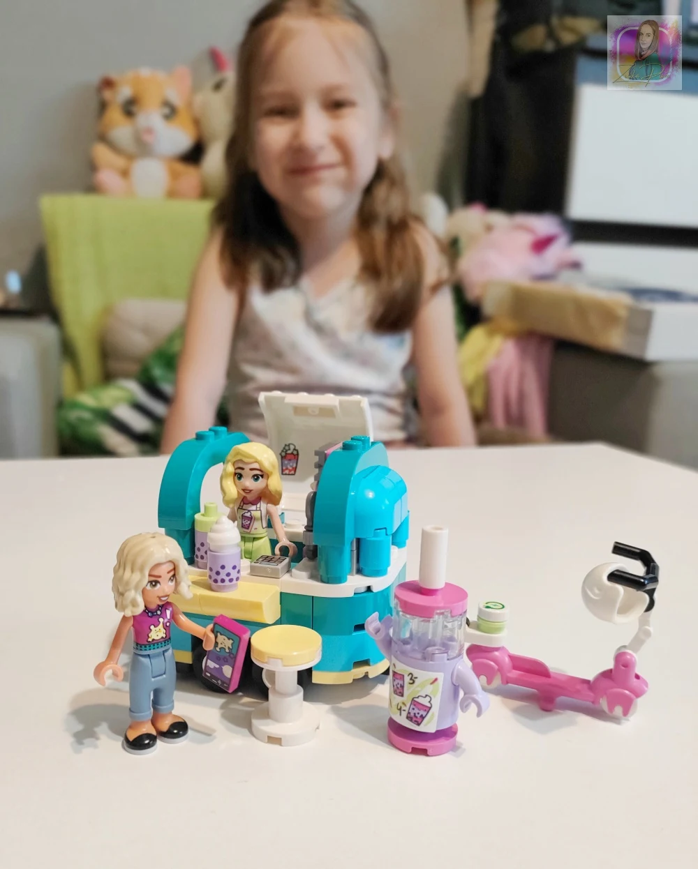 LEGO® Friends Mobilny sklep z bubble tea 41733 - księgarnia TaniaKsiazka.pl