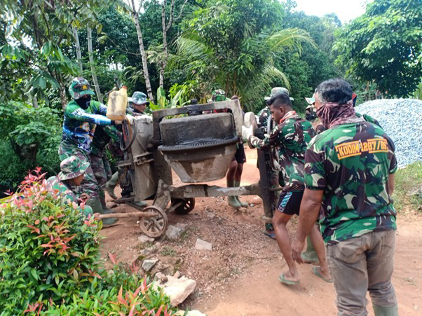 Satgas TMMD Ke-111 Kodim 1207/Pontianak Kompak Pindahkan Mesin Molen