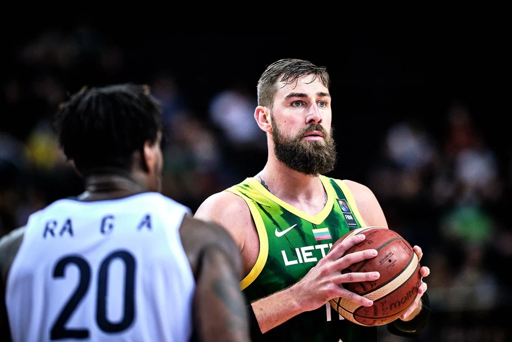 Jonas Valanciunas encara Guna Ra, da Coreia do Sul, no Pré-Olímpico de basquete