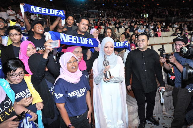 NEELOFA HARGAI BANTUAN TIGA RAKAN ARTIS