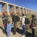 Miles de migrantes llegan a línea divisoria México-EE.UU. para exigir entrada