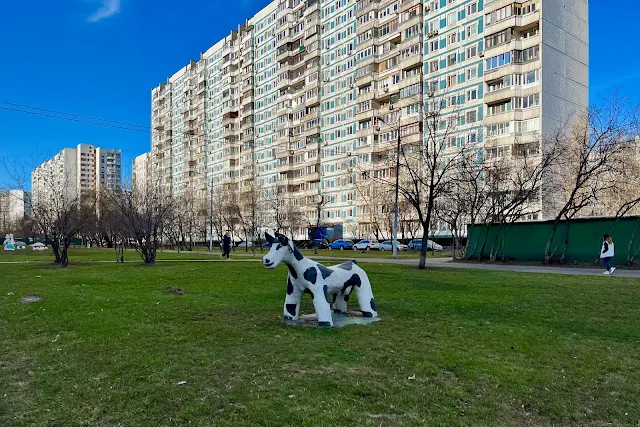 Каргопольская улица, скульптура в стиле каргопольской игрушки