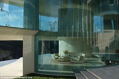 (America)  - Mansion made of glass in San Diego