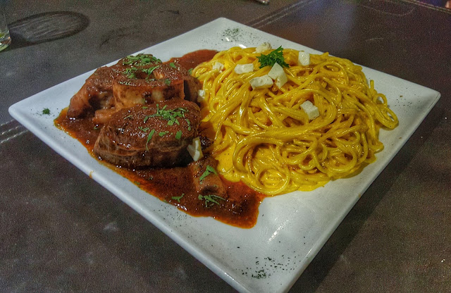 osobuco con spaghetti a la huancaina