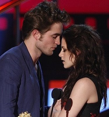 pictures of kristen stewart and robert pattinson kissing. kristen stewart y robert