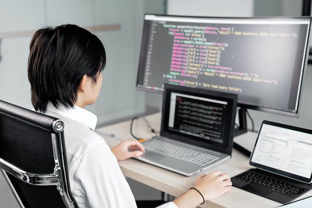 Engenheiro de Software programando