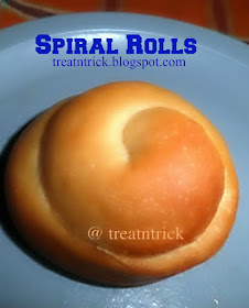 Spiral Yeast Rolls Recipe @ treatntrick.blogspot.com