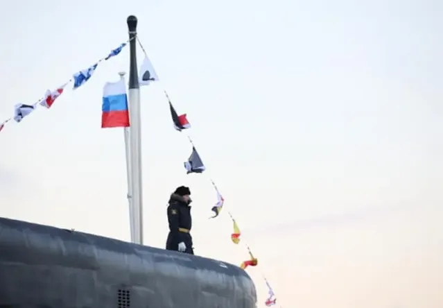 El nuevo submarino Ufa proyecto 636.3 iza la bandera naval rusa