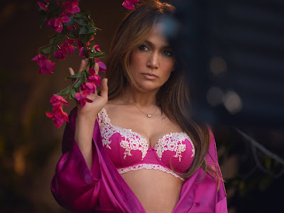 Jennifer Lopez para a campanha primavera-verão da INTIMISSIMI