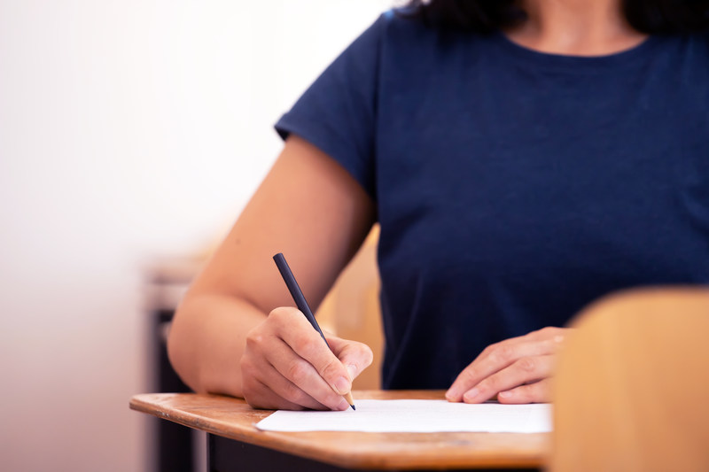 Todos os anos, a redação do Exame Nacional do Ensino Médio (Enem) é uma das principais preocupações dos estudantes que se preparam para a prova. Afinal, a redação sozinha é responsável por garantir até mil pontos para aqueles que alcançarem a nota máxima. Saber escrever bem é muito importante para conquistar esses pontos, mas não é o único fator para o sucesso. Além de respeitar as normas gramaticais e saber usar corretamente a pontuação, também é necessário ter conhecimentos sobre o tema proposto na prova.