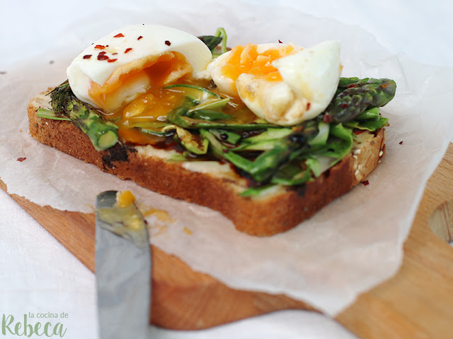 Tosta de crema de queso y espárragos con huevo poché