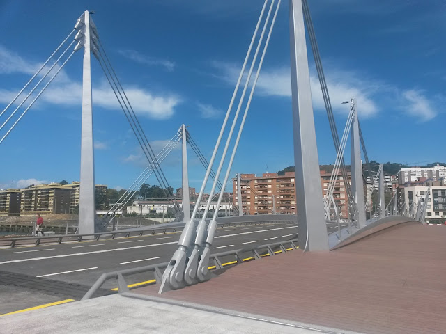 Puente de Frank Gehry entre Deusto y la península de la Ribera