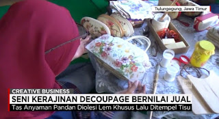 Butuh ketelatenan saat memotong dan menempelkan tisu bermotif ini ke media yang hendak digunakan. Selama ini Retno mengaplikasikan seni decoupage ke berbagai barang kebutuhan sehari-hari, terutama perlengkapan wanita seperti: tas, dompet, dan sendal.