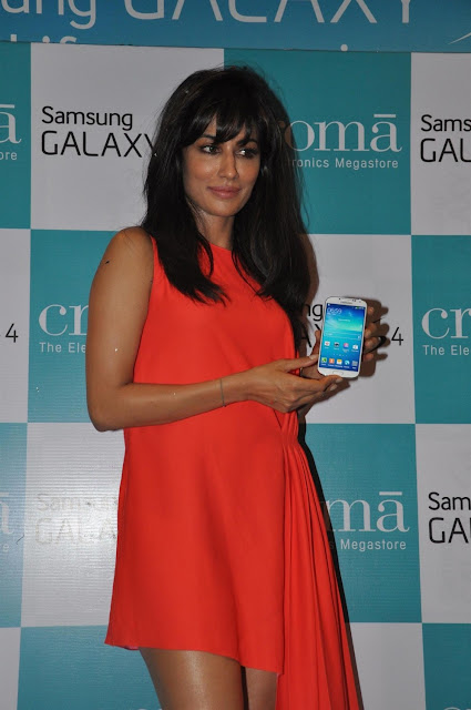  Chitrangda launches Samsung Galaxy S4 in Mumbai, India