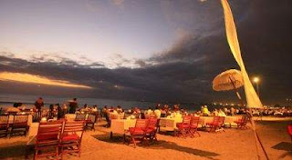 “makan-malam-romantis-di-pantai-jimbaran-bali”