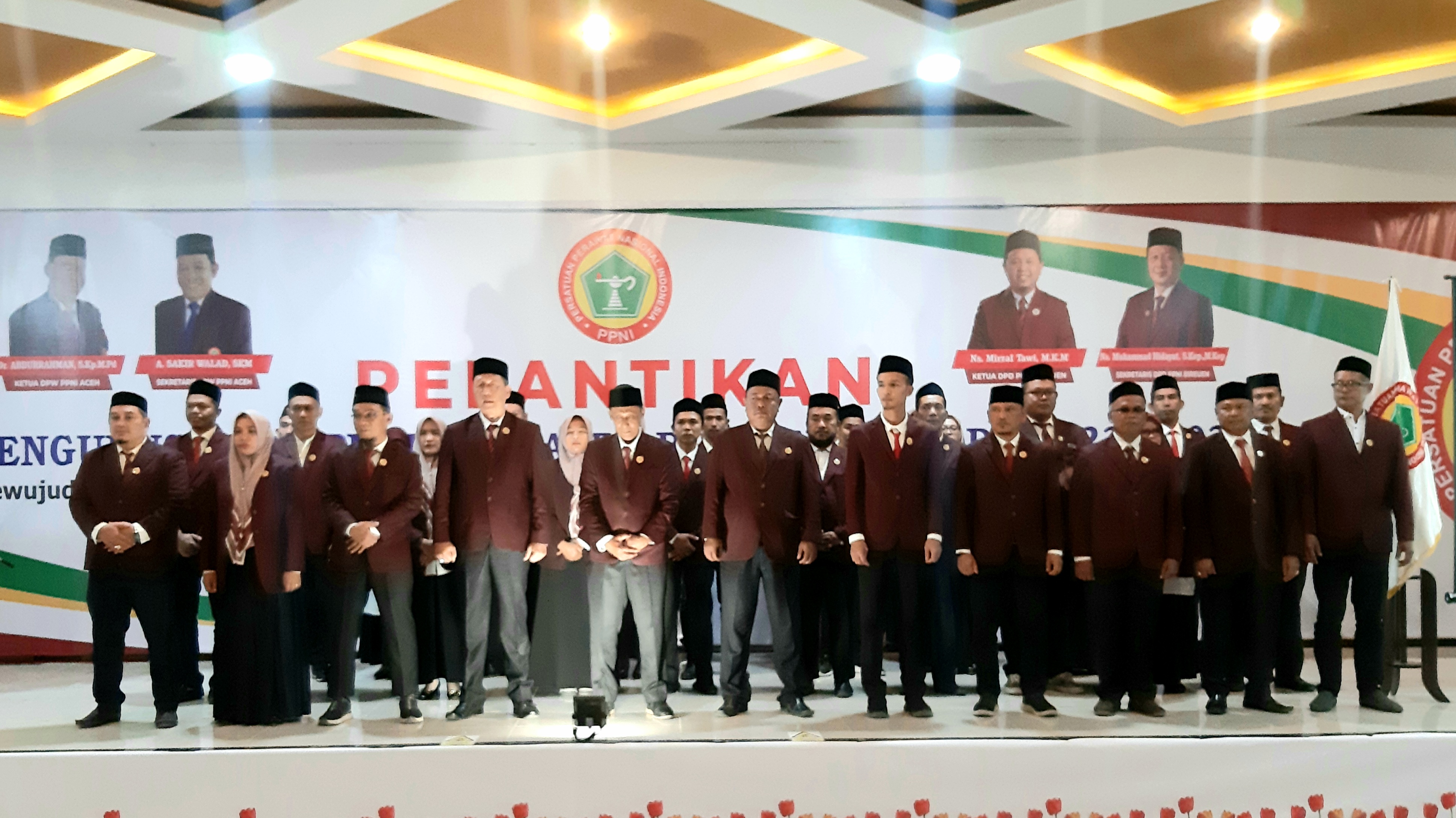 Sesi foto bersama pelantikan DPD Persatauan Perawat Nasional Indonesia (PPNI) Kabupaten Bireuen, Sabtu (26/11/2022).