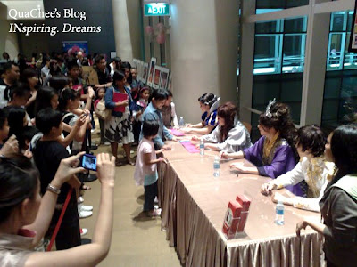 singapore snow white autograph singning session