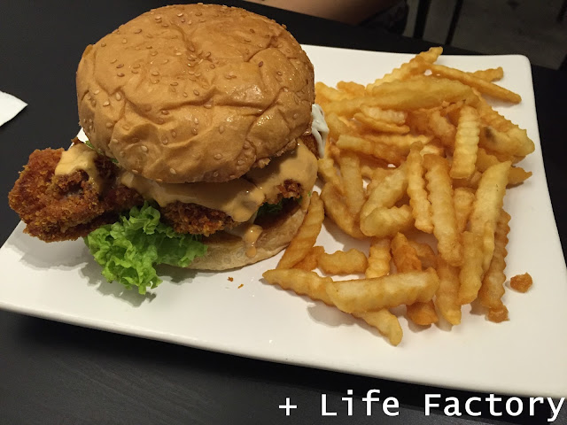 OMG chicken burger, Piccolo Cafe, Taman Equine, Seri Kembangan