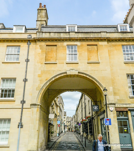 Passagem em arco em rua de Bath, Inglaterra