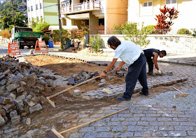 Funcionários realizam recomposição de paralelos na Rua Augusto do Amaral Peixoto, no Alto