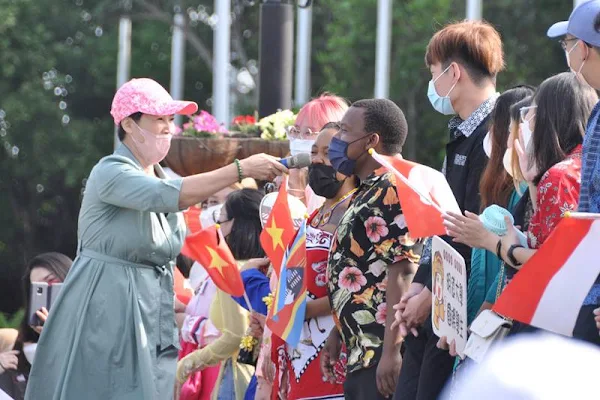 ▲外國學生以各國語言歡迎媽祖。（圖／明道大學提供）