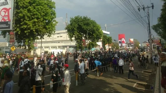 Deklarasi KAMI di Magelang Berakhir Ricuh, 1 Brimob Terluka Kena Lemparan Batu