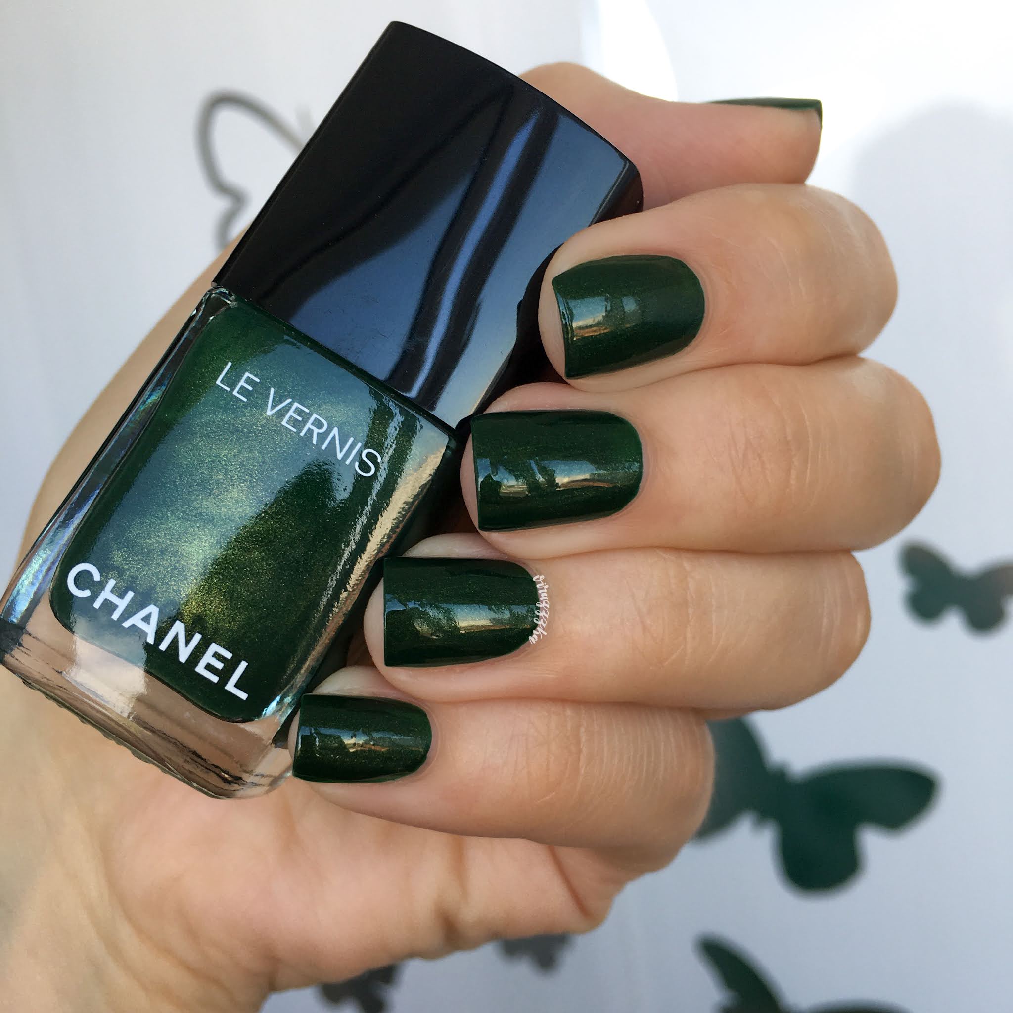 Chanel Emeraude 536 Nail Polish Swatch Autumn 2022 Nails Green Manicure Review