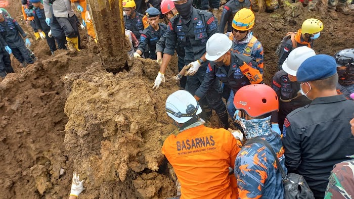 Hujan Rintik Tak Halangi Proses Evakuasi Lima Korban Gempa Cianjur