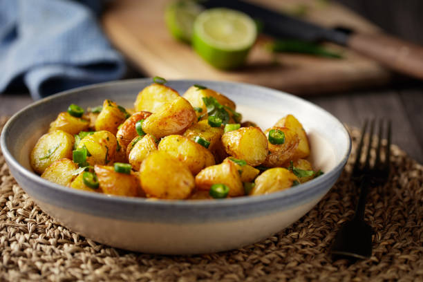 ensalada de papas con cebolla y escabeches