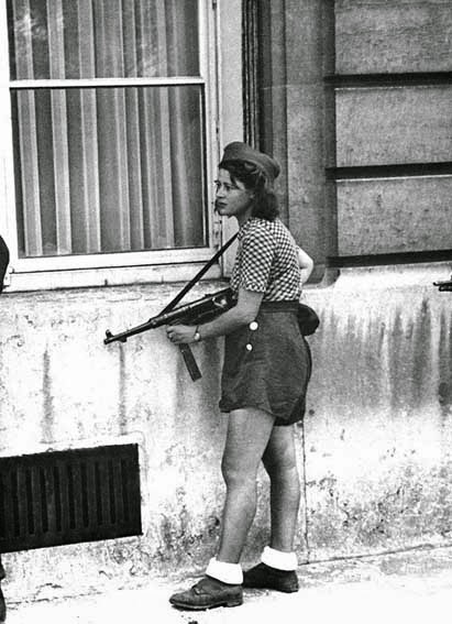 52 photos of women who changed history forever-The 18 year old fighter in French Resistance, Simone Segouin, during the liberation of Paris (August 9th, 1944).