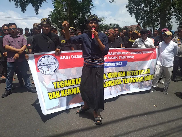 Massa Solidaritas Masyarakat Lombok Tengah saat Demo di Mapolda NTB pada Sabtu 30 Desember 2023