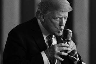 Imágenes de Trump tomando agua photoshopeadas