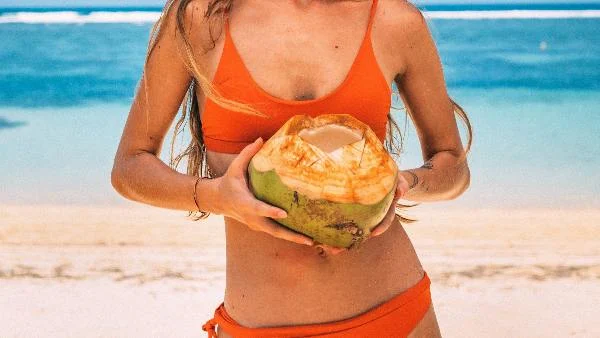 Konsumsi air kelapa muda bantu turunkan berat tubuh