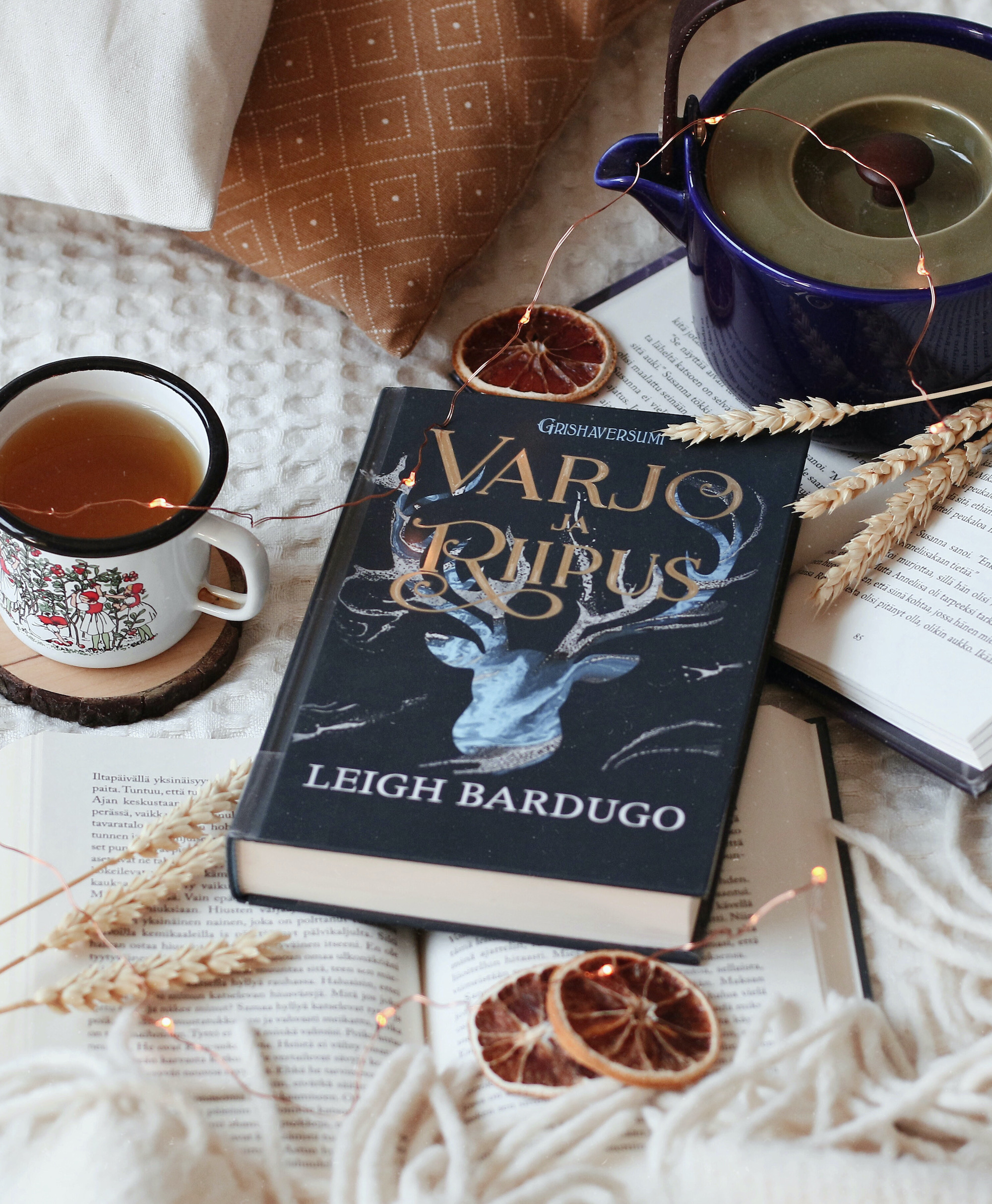 Leigh Bardugo: Varjo ja riipus