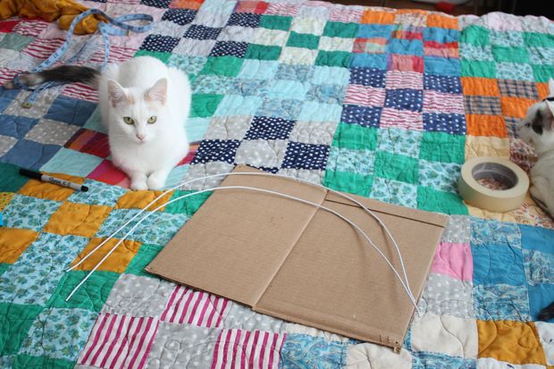 Langkah kedua Membuat tenda untuk Kucing dari barang bekas