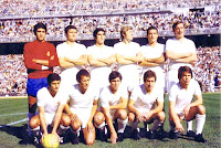 REAL MADRID C. F. - Madrid, España - Temporada 1971-72 - García Remón, Touriño, Benito, Verdugo, Grosso y Zoco; Aguilar, Amancio, Santillana, Velázquez y Anzarda - REAL MADRID C. F. 2 (Aguilar, Amancio) REAL BETIS BALOMPIÉ 0 - 05/09/1971 - Liga de 1ª División, jornada 1 - Madrid, estadio Santiago Bernabeu - En esta temporada, el REAL MADRID obtuvo su 15º TÍTULO DE LIGA, con Miguel Muñoz de entrenador