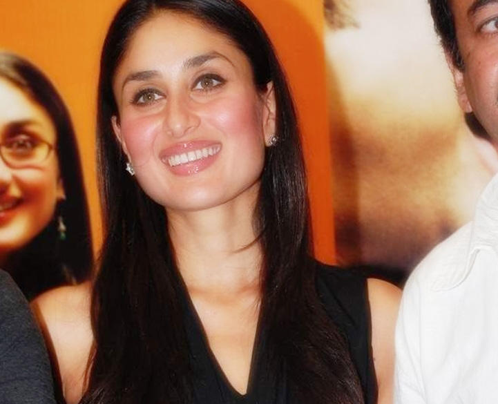 Kareena Kapoor latest stills, Kareena Kapoor unveils latest sony vaio series laptop photos