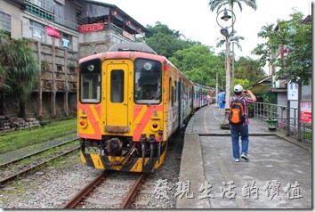 平溪線一日遊-菁桐。回程的火車來了，載著遊客們滿滿的幸福離開。