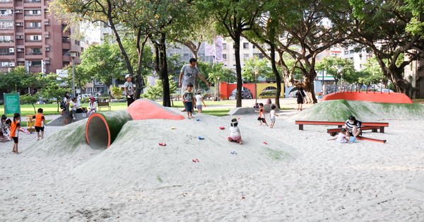 台中北區英才公園有多項遊樂設施的兒童公園，還有恐龍溜滑梯