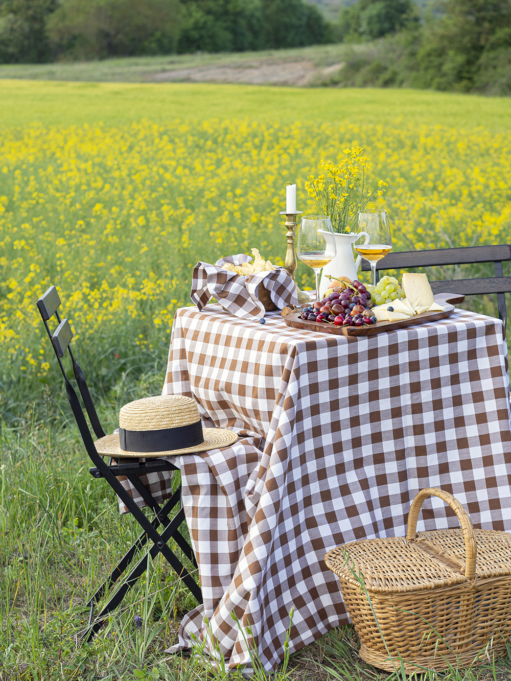 Una mesa campestre entre campos de colza para celebrar el amor_6