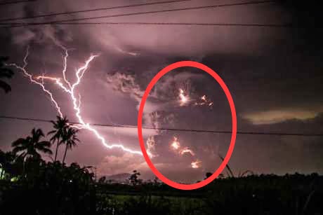 Foto Unik dan Menarik yang Muncul di Langit Gunung Kelud 