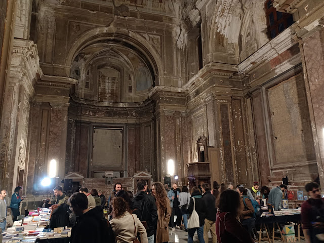 La gente che affolla la cappella/padiglione dove erano esposti i libri e dove hanno preso luogo le presentazioni.