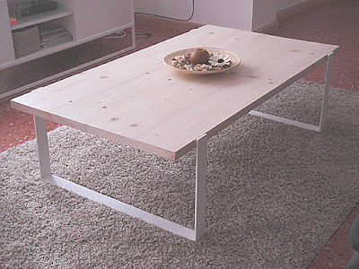 mesa estilo industrial blanca con materiales reciclados y acabados ecológicos