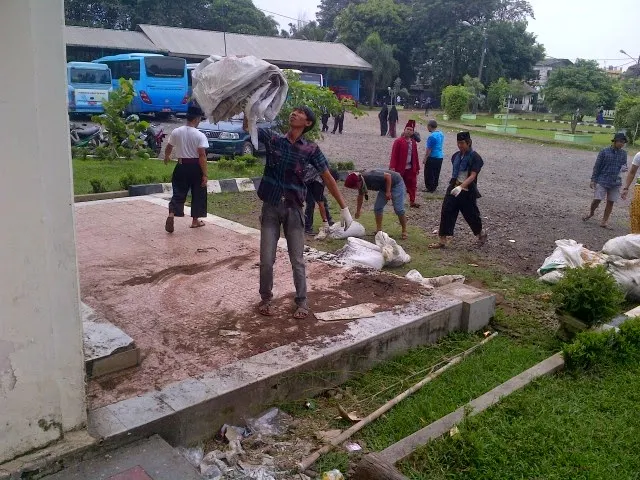 Lintas Komunitas Pelestari Budaya Bekasi Bebersih Gedung Juang Tambun