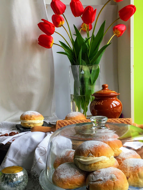 honey-and-raisins-buns, bollos-de-miel-y-pasas, honey-cream, crema-de-miel