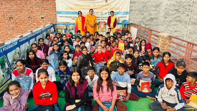 Uttar Pradesh News:- नोएडा सेक्टर 63 स्थित निःशुल्क शिक्षा केंद्र पर हमारा शिक्षालय फ़ाउंडेशन एवं राष्ट्र सेविका समिति द्वारा बसंत पंचमी का पर्व बहुत ही सुंदर ढंग से मनाया गया। जिसमें मुख्य आकर्षण सरस्वती पूजा, सरस्वती वंदना एवं पाठ्य