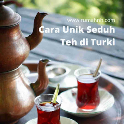 menyeduh teh turki dengan teko dan cangkir khusus