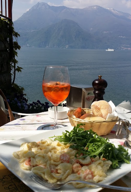 Aperol i makaron z krewetkami, Varenna