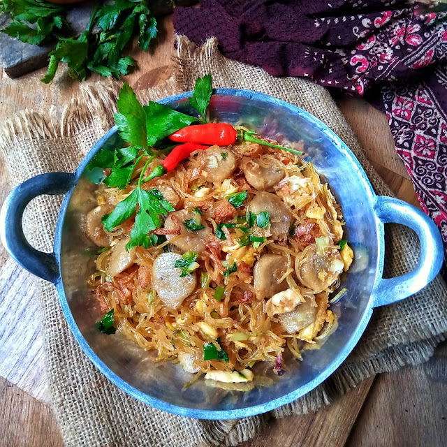 Aneka Resep Mudah Membuat Bihun Goreng Super Enak Dan Simple Kuliner Mantap Kamu dapat mencoba mengkreasikan resep ini sendiri lho, sebab proses memasak bihun ini juga nggak membutuhkan waktu yang lama alias singkat. aneka resep mudah membuat bihun goreng